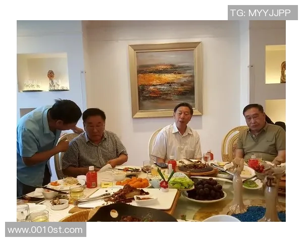 退役足球明星们重聚一堂合影留念展现昔日辉煌与友谊的美好瞬间